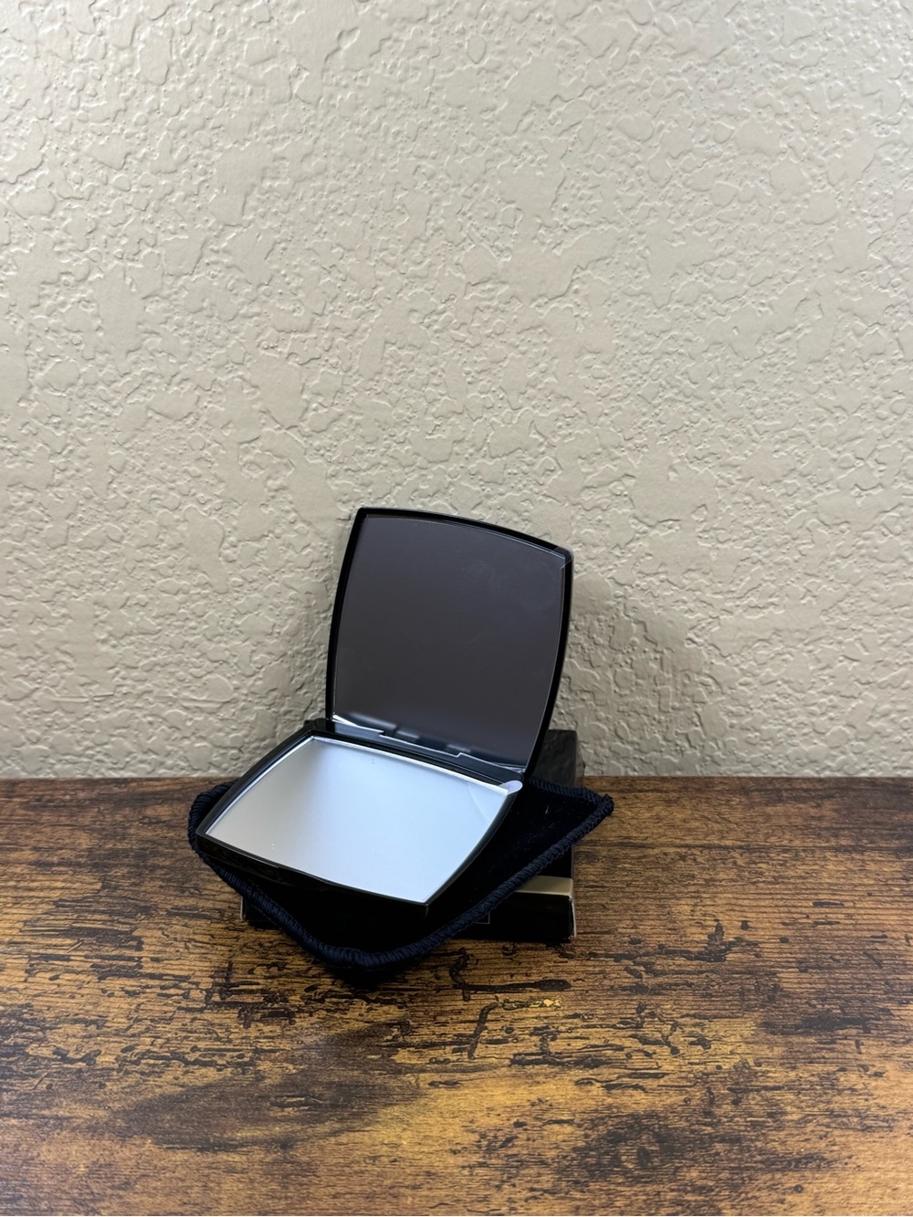 CHANEL beauty Black Compact Mirror double sided - Picture 3 of 3